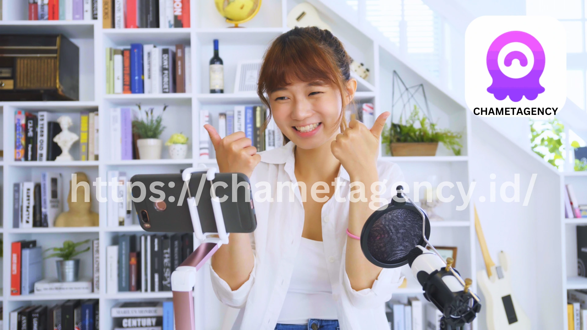 Chamet host engaging with viewers during a live stream