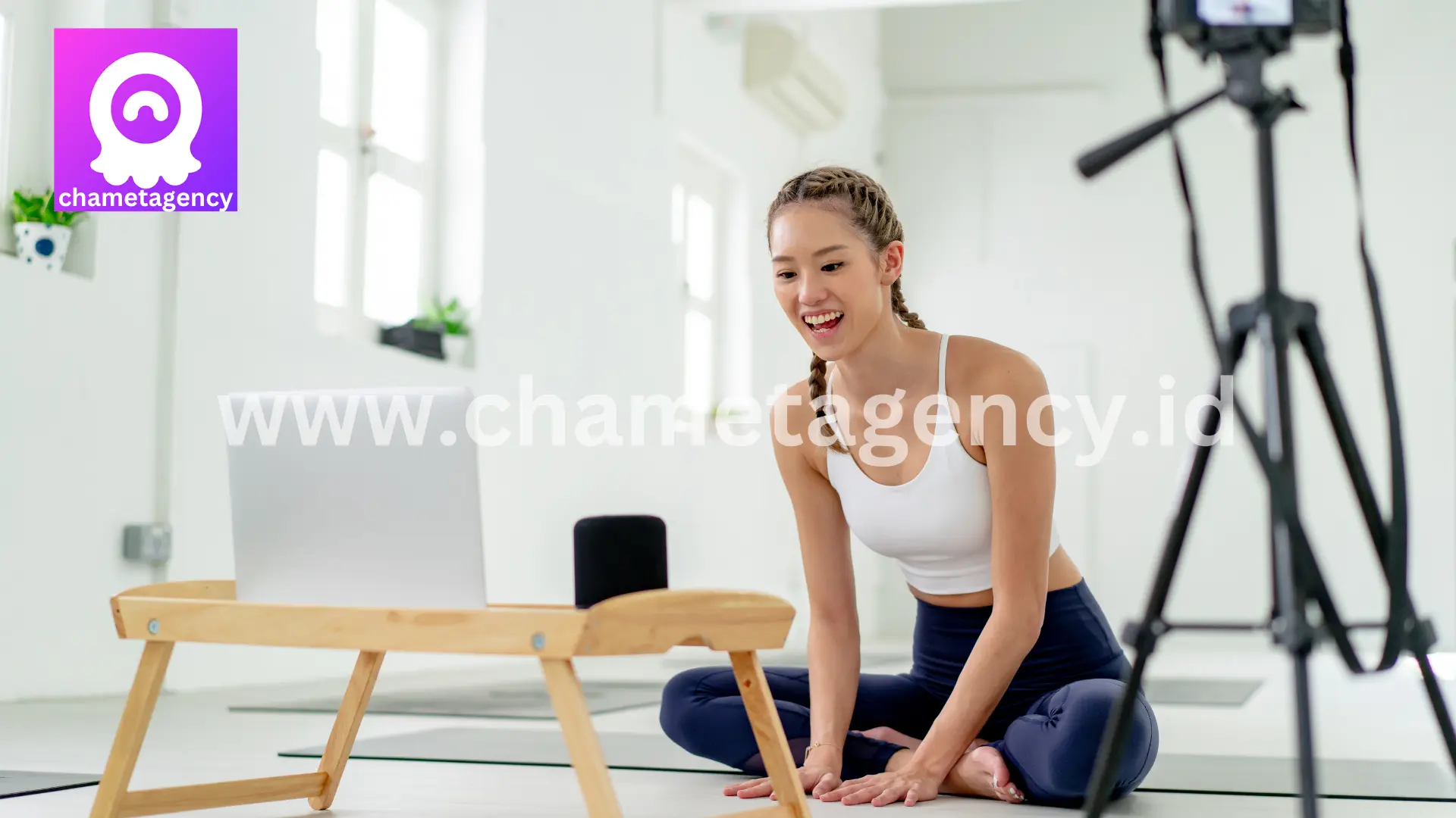 Customer representative assisting a user through a Chamet-related query