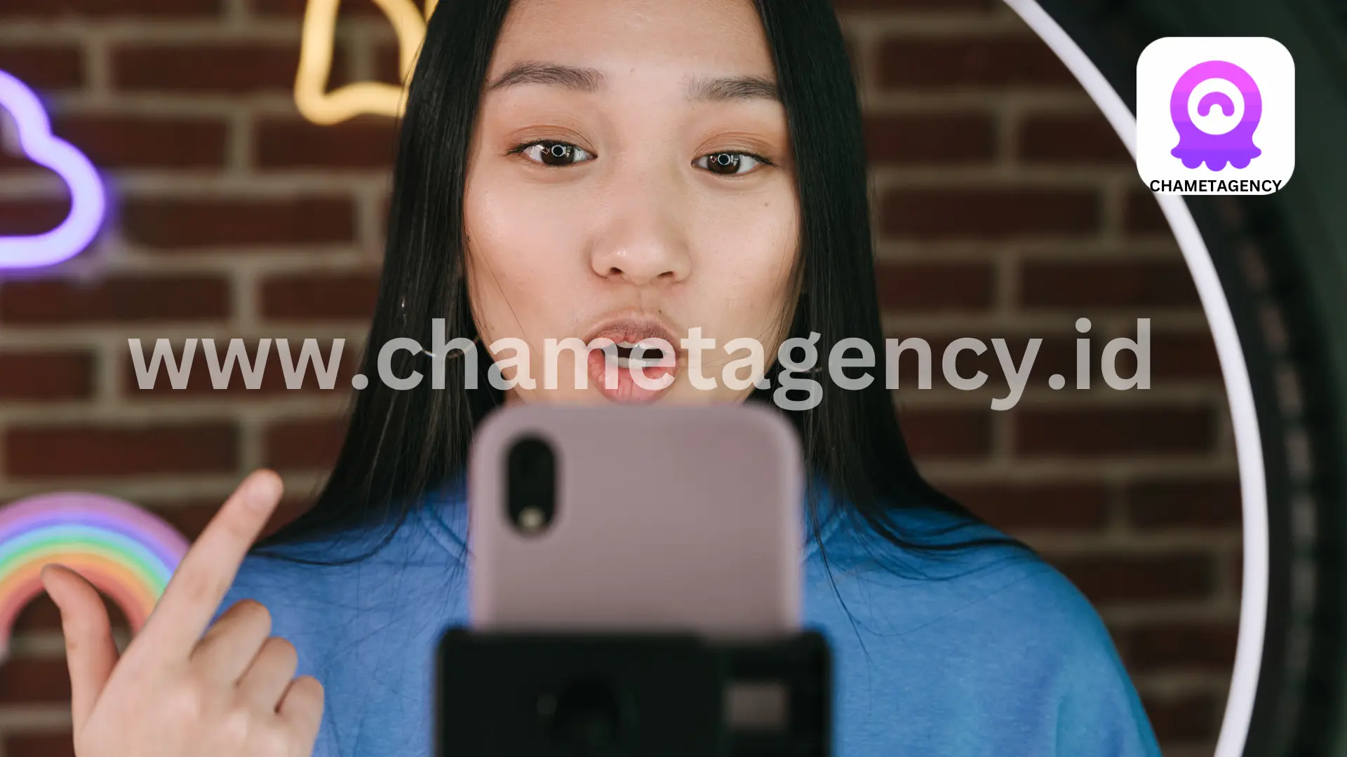 User joyfully receiving free coins on the Chamet app